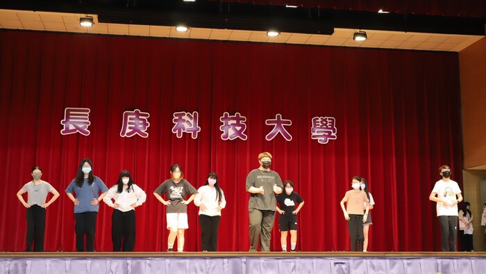 創意進場_四技護理系1年2班_表演過程2圖片