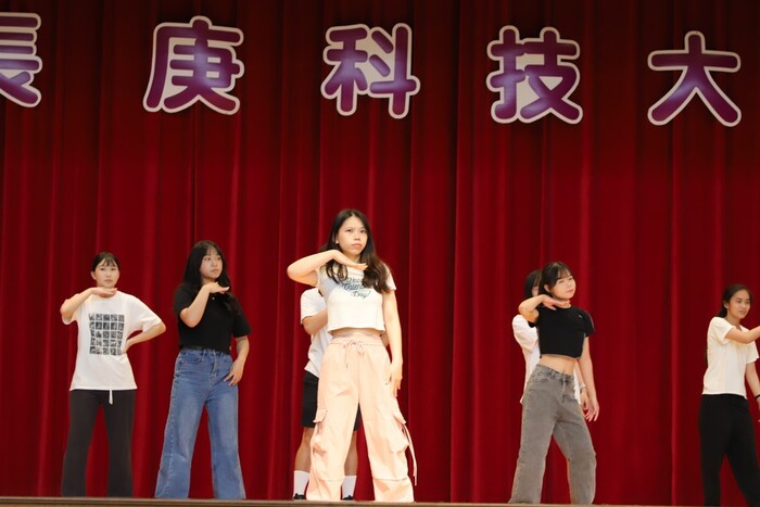 創意進場_四技護理系1年2班_表演過程3圖片