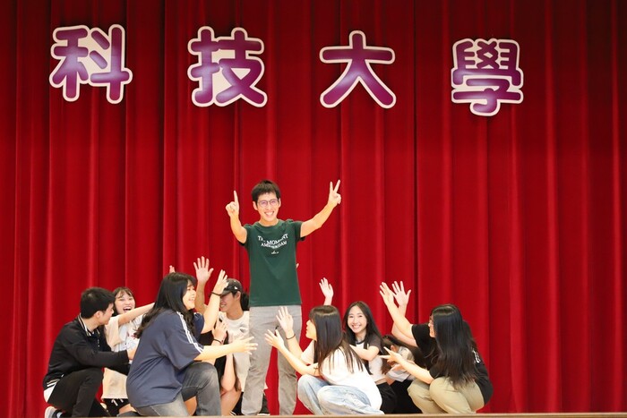 創意進場_四技護理系1年2班_表演過程4圖片