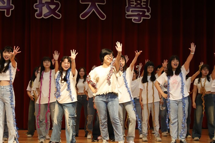 創意進場_四技護理系3年2班_表演過程4圖片