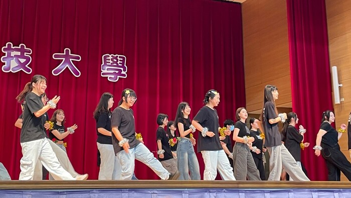 創意進場_四技護理系3年3班_表演過程2圖片