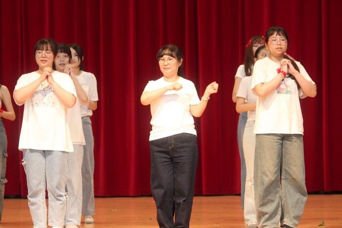 創意進場_二技護理系1年3班_表演過程3圖片