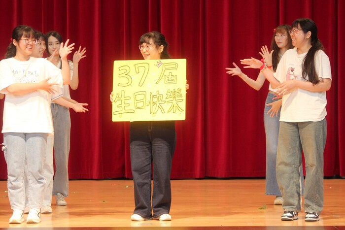 創意進場_二技護理系1年3班_表演過程4圖片