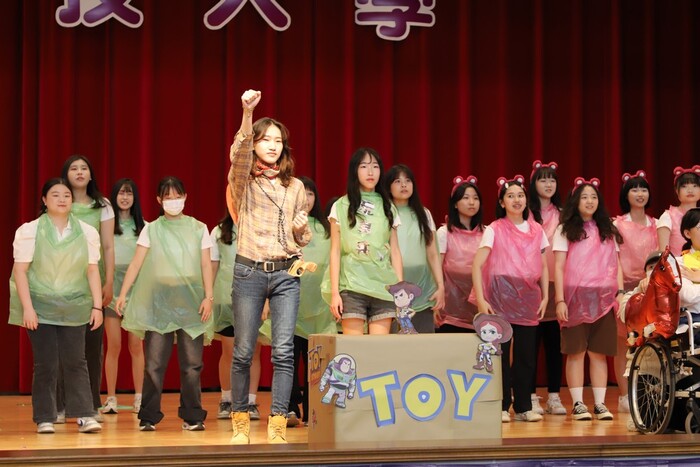 創意進場_二技護理系1年4班_表演過程3圖片