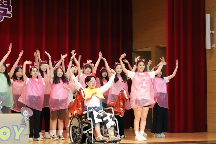 創意進場_二技護理系1年4班_表演過程4圖片