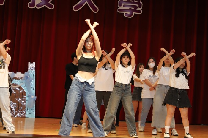 創意進場_二技呼吸照護系1年1班_表演過程5圖片