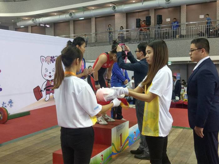 李江文主任頒發108年全大運第一面金牌-女子49公斤量級