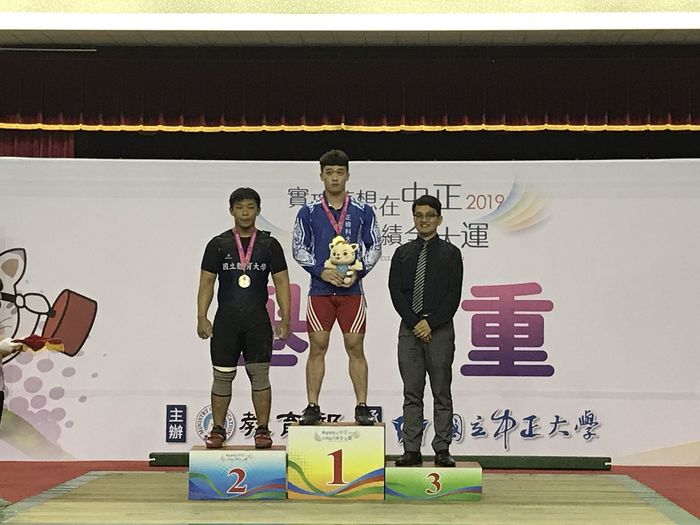 李江文主任頒發男子81公斤量級獎牌