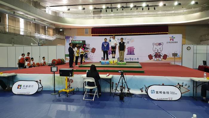 陳南福組長頒發女子87公斤量級獎牌