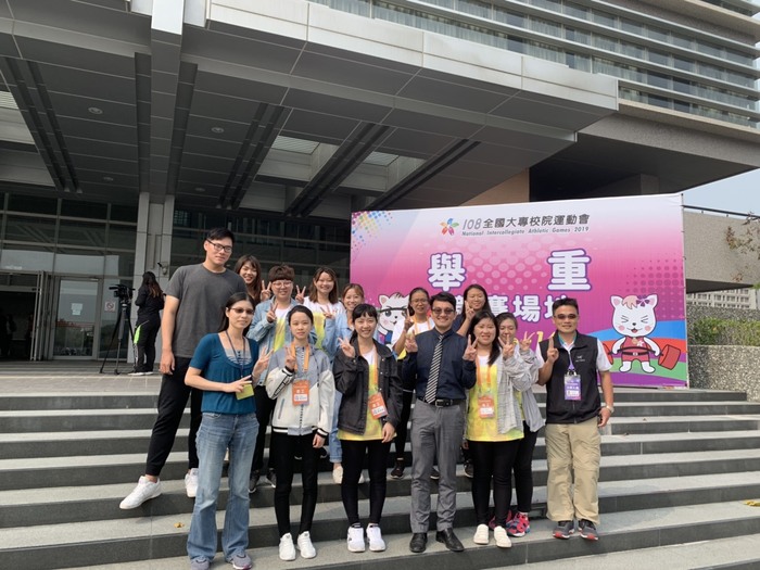 李江文主任與本校志工同學合影