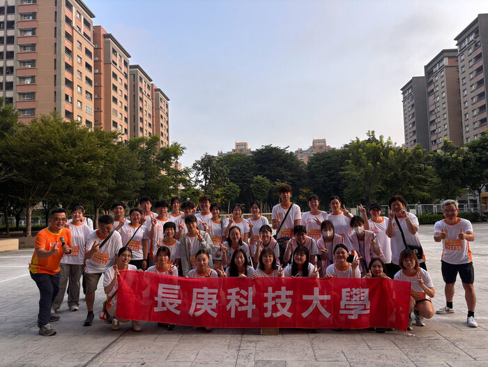 學校出發前合影