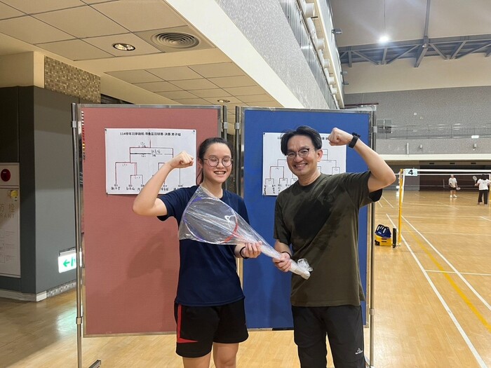 羽球比賽(10/14、10/28)_江文主任頒獎(女子單打第一名)