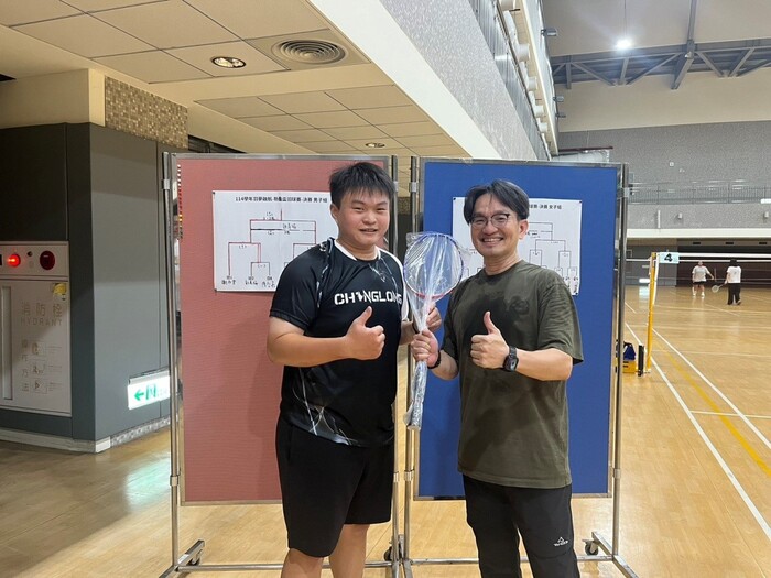 羽球比賽(10/14、10/28)_江文主任頒獎(男子單打第一名)