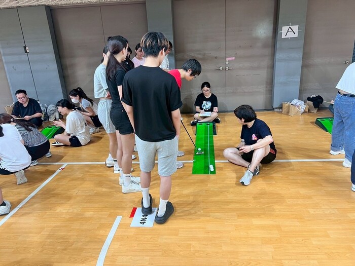 師生趣味競賽1_一桿進洞_許翠華老師同樂圖片