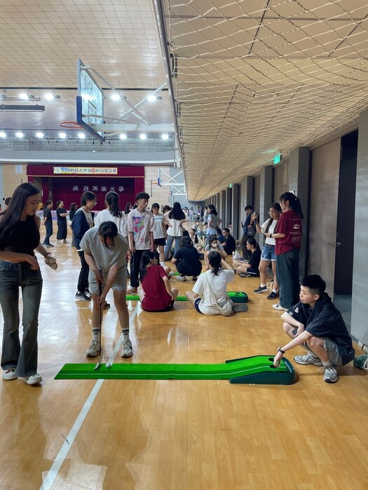 師生趣味競賽1_一桿進洞_比賽過程照圖片